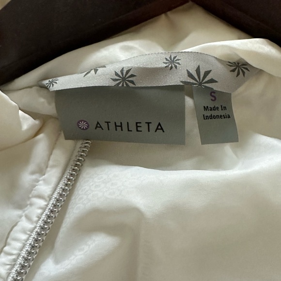 Bright white Athleta vest. No flaws or stains. Size small - Picture 3 of 4